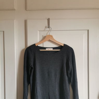 Grauer Strickpullover