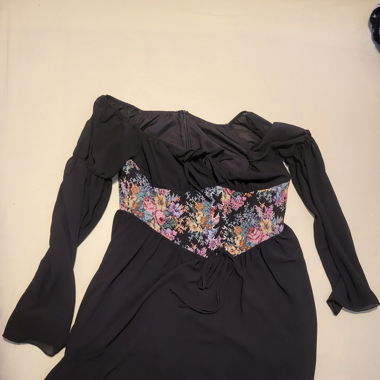 Kurzes Kleid mit langen Ärmeln