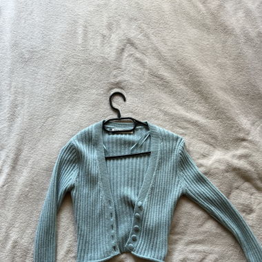 hellblauer enger Cardigan
