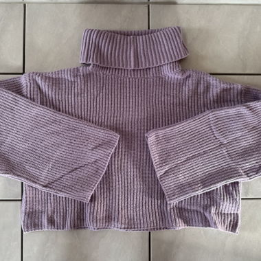 Lila Strickpullover mit Rollkragen