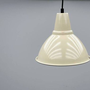 Industrielle Ikea Hängeleuchte in Pastellgelb  