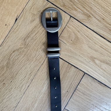 Ceinture en cuir clouté 