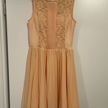 Robe en dentelle pêche