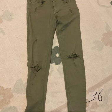 Olivefarbene Skinny-Hose mit Destroyed-Details