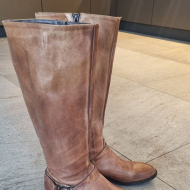 Schöne Lederstiedel mit Schnallen