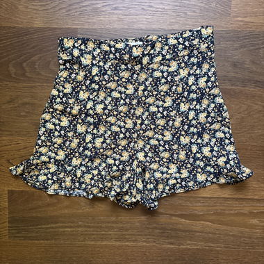Shorts à fleurs avec ourlet volanté