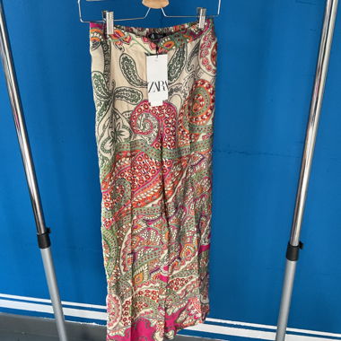 Fließende Hose mit mehrfarbigem Print - Zara XS