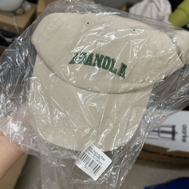 Beige Baseball Cap mit grüner Stickerei