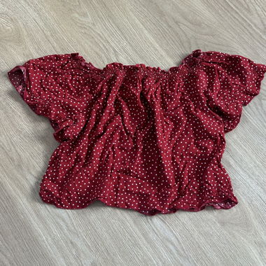 Top rosso off-shoulder con pois