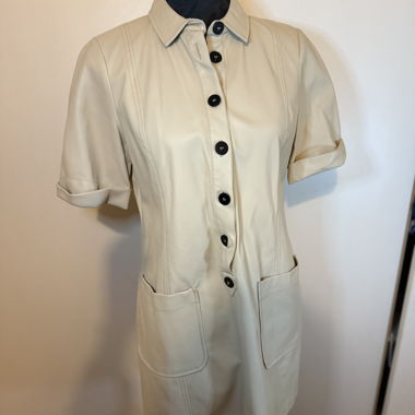 Beige Imitatlederkleid