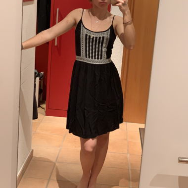 Schwarzes Kleid