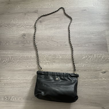 Borsa a tracolla nera con catena