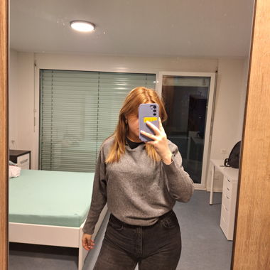 Grauer-Pullover