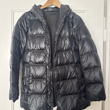 Schwarze Pufferjacke