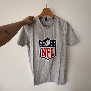 T-shirt grigio con logo NFL
