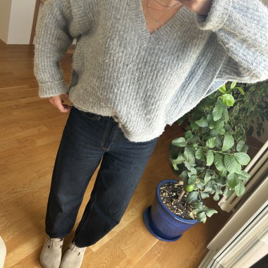 Komfortabler grauer Pullover