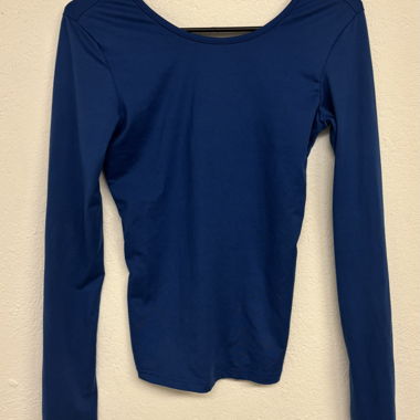 Blauer Pullover mit offenem Rücken