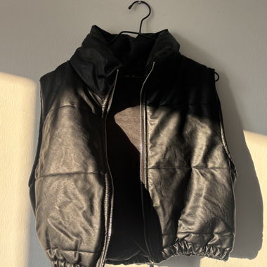 Gilet nero in finta pelle