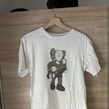T-Shirts Kaws Uniqlo