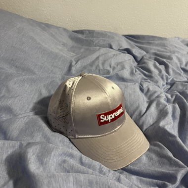 Casquette Supreme argentée