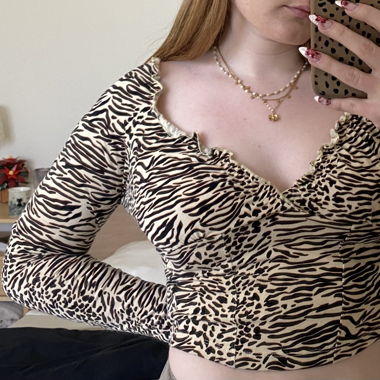 Long-sleeve cropped top with animal print