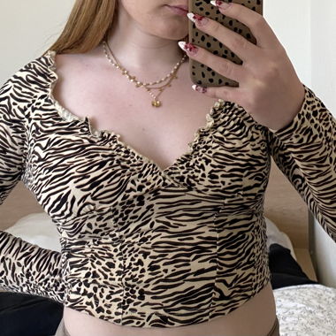 Top corto a maniche lunghe con stampa animalier