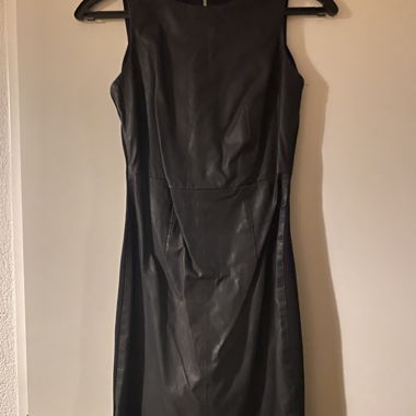 Schwarzes ärmelloses Kleid aus Kunstleder