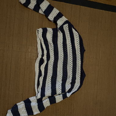 Top a rete, righe blu navy e bianche