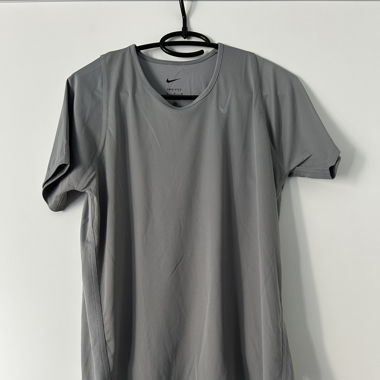 graues Sportshirt