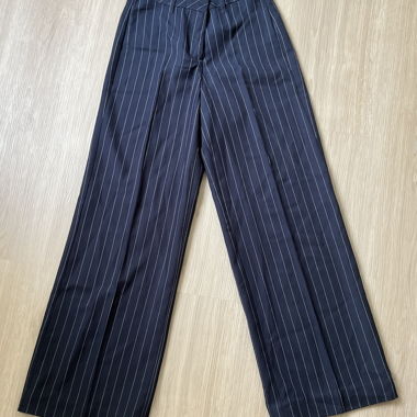 Gestreifte dunkelblaue Stoff Hose
