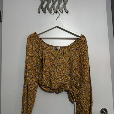 Crop top giallo a maniche lunghe con fantasia floreale