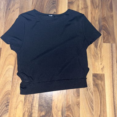 Schwarzes Crop Top mit Cut-Outs