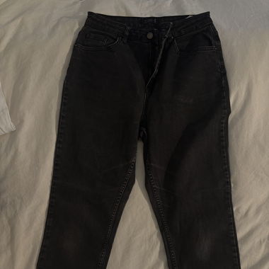 Boyfriend-Jeans in sehr gutem Zustand, schwarz ausgewaschen