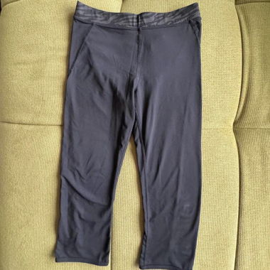 h&m black capri gym leggings with zebra print