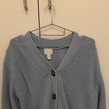 Blaue Strickjacke 