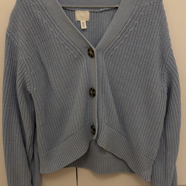 Blaue Strickjacke 