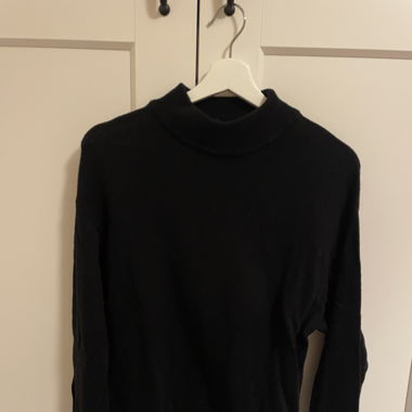 Schwarzer schlichter Rollkragenpullover 