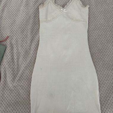 Abito slip in crema con bordi in pizzo