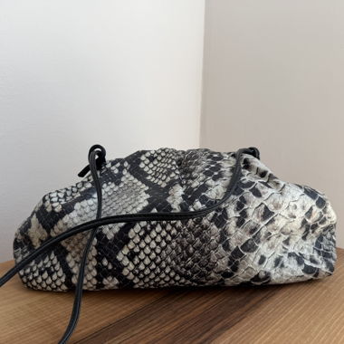 Ledertasche mit Schlangenmuster