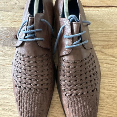 Scarpe marroni in tessuto intrecciato allacciate