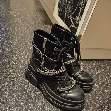 Stiefel mit Ketten