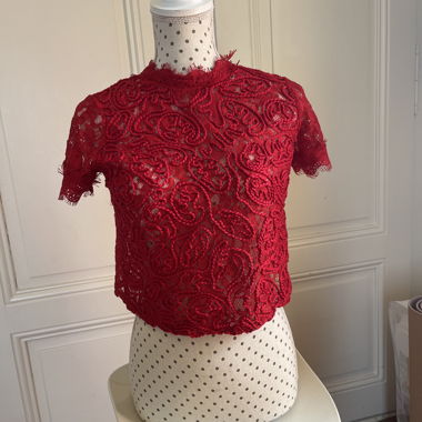 Top in pizzo rosso
