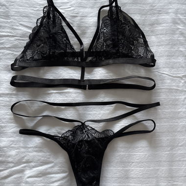 Ensemble lingerie noir en dentelle