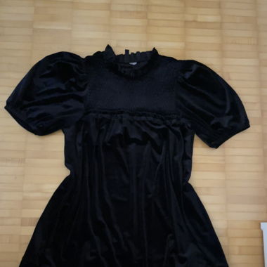 schwarzes kleid