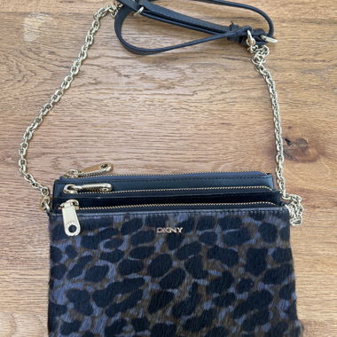 DKNY Crossbody Bag con Motivo Pelliccia