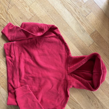 Roter Pullover (kurz)
