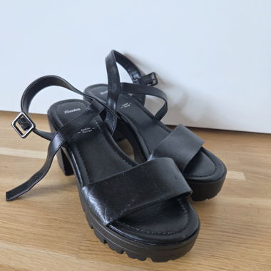 Schwarze Plateau-Sandalen