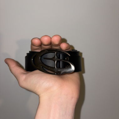 Schwarzer Guertel mit Metall-Schnalle