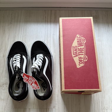 NEW Vans Old Skool - Black/White - EU 42