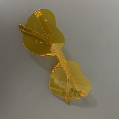 Occhiali da sole gialli a cuore